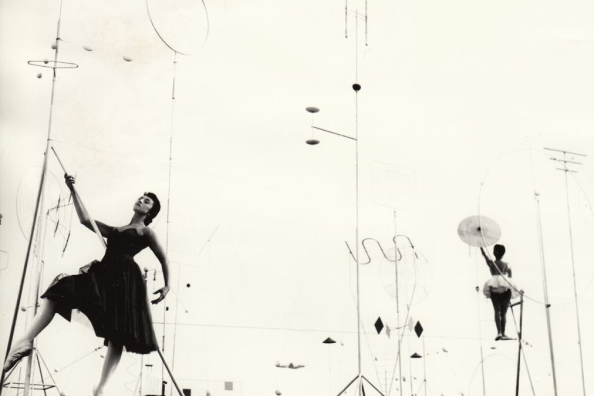 Laterna magika: (De)construction and (Re)invention